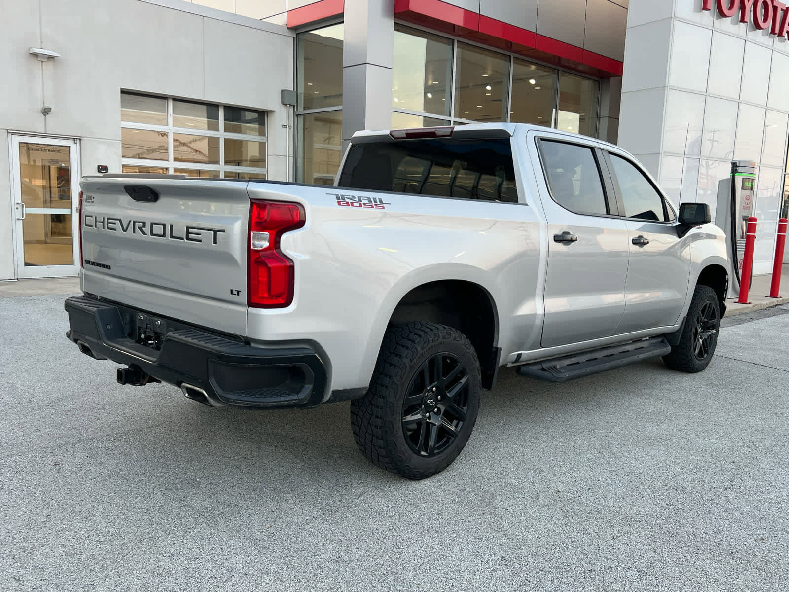 Used 2021 Chevrolet Silverado 1500 LT Trail Boss w/ Bed Protection Package AWD/4WD image 6