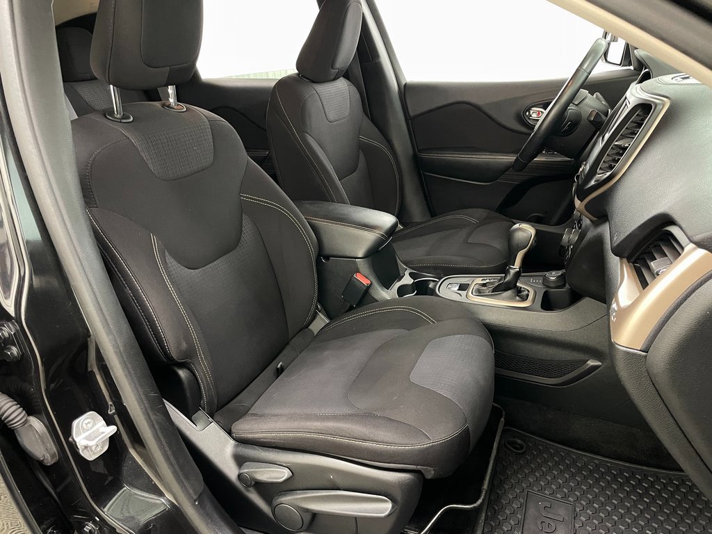 Used 2015 Jeep Cherokee Latitude w/ Cold Weather Group image 34