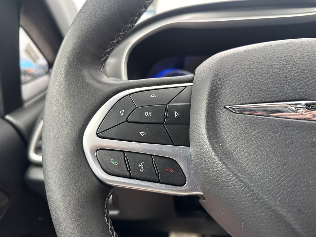 Used 2025 Chrysler Pacifica Select FWD image 16