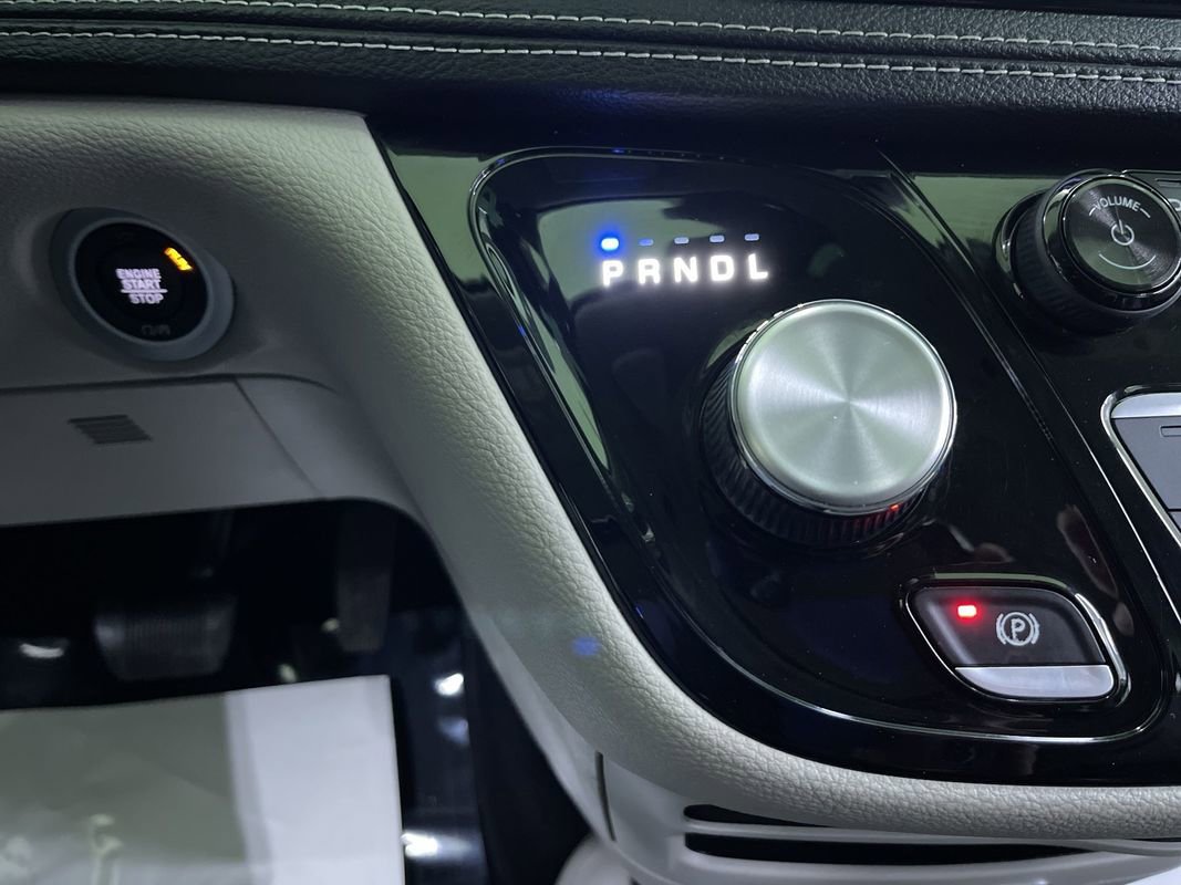 Used 2022 Chrysler Pacifica Touring-L w/ Uconnect Theater Family Group image 26