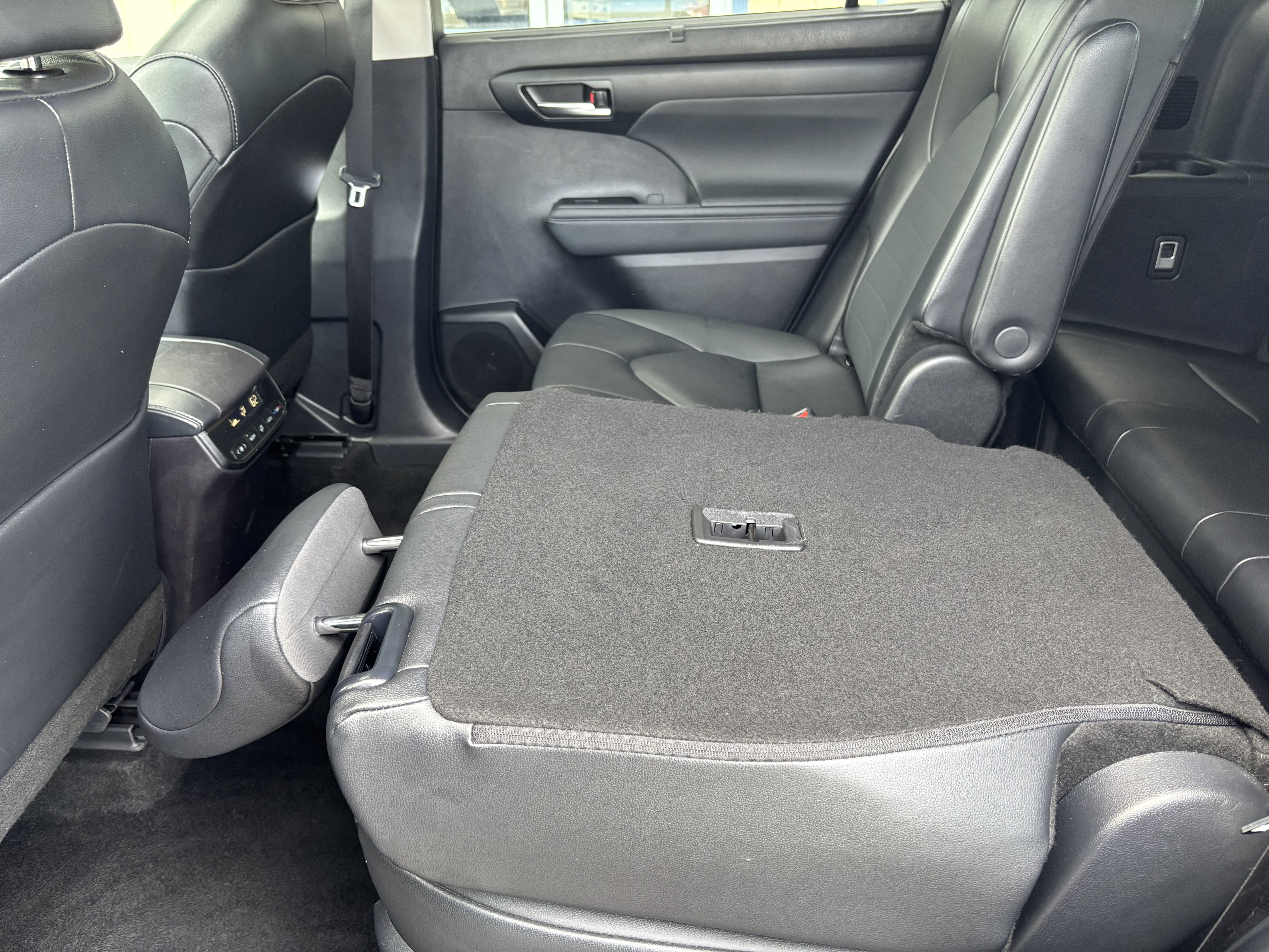 Used 2025 Toyota Highlander XLE AWD/4WD image 25