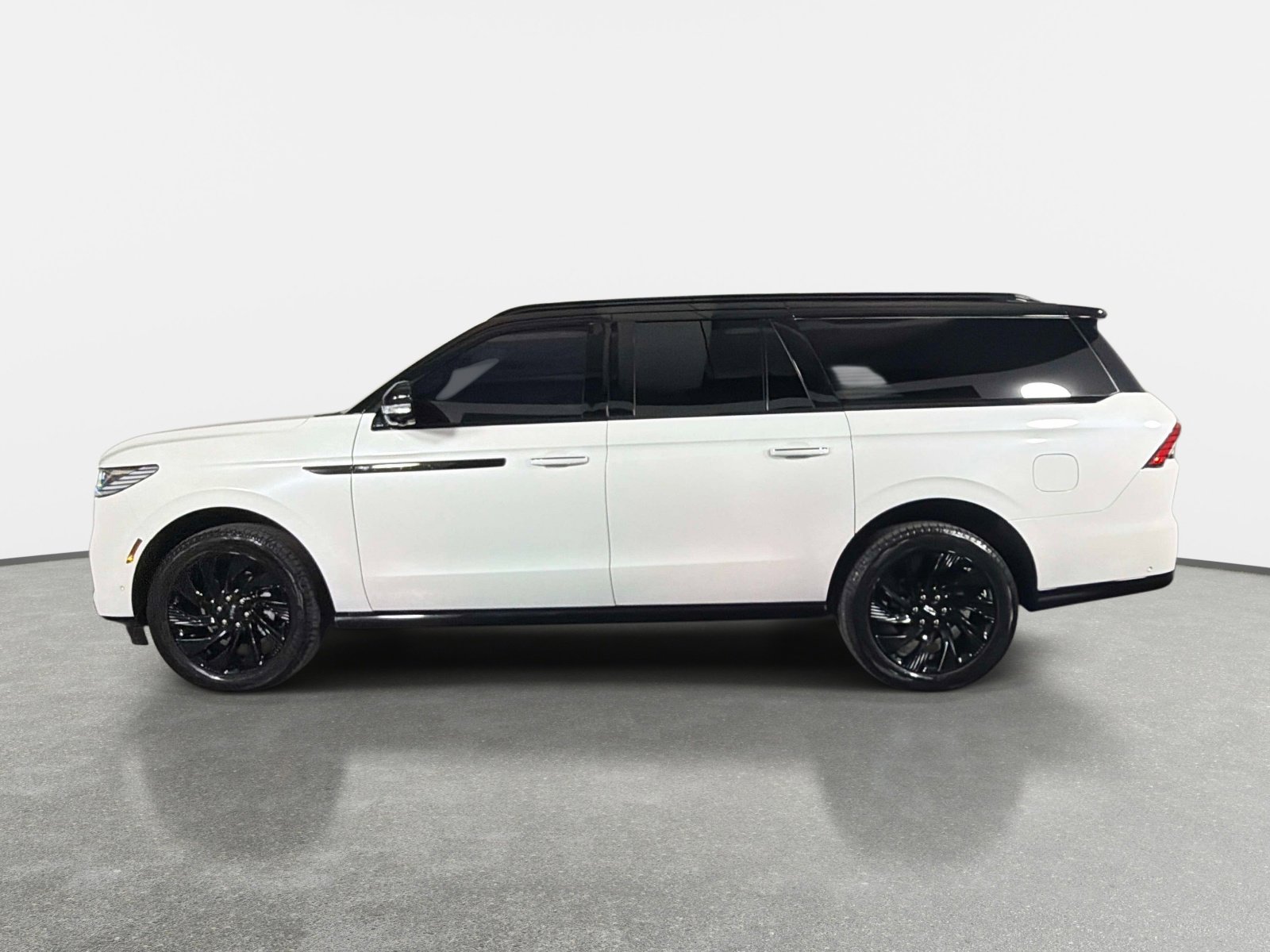 Used 2025 Lincoln Navigator L Reserve w/ Jet Appearance Package AWD/4WD image 6
