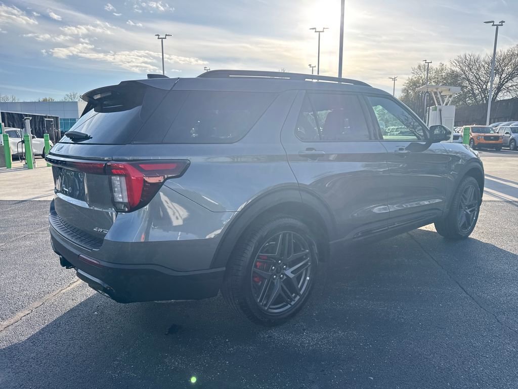 Used 2025 Ford Explorer ST-Line w/ Premium Package image 7