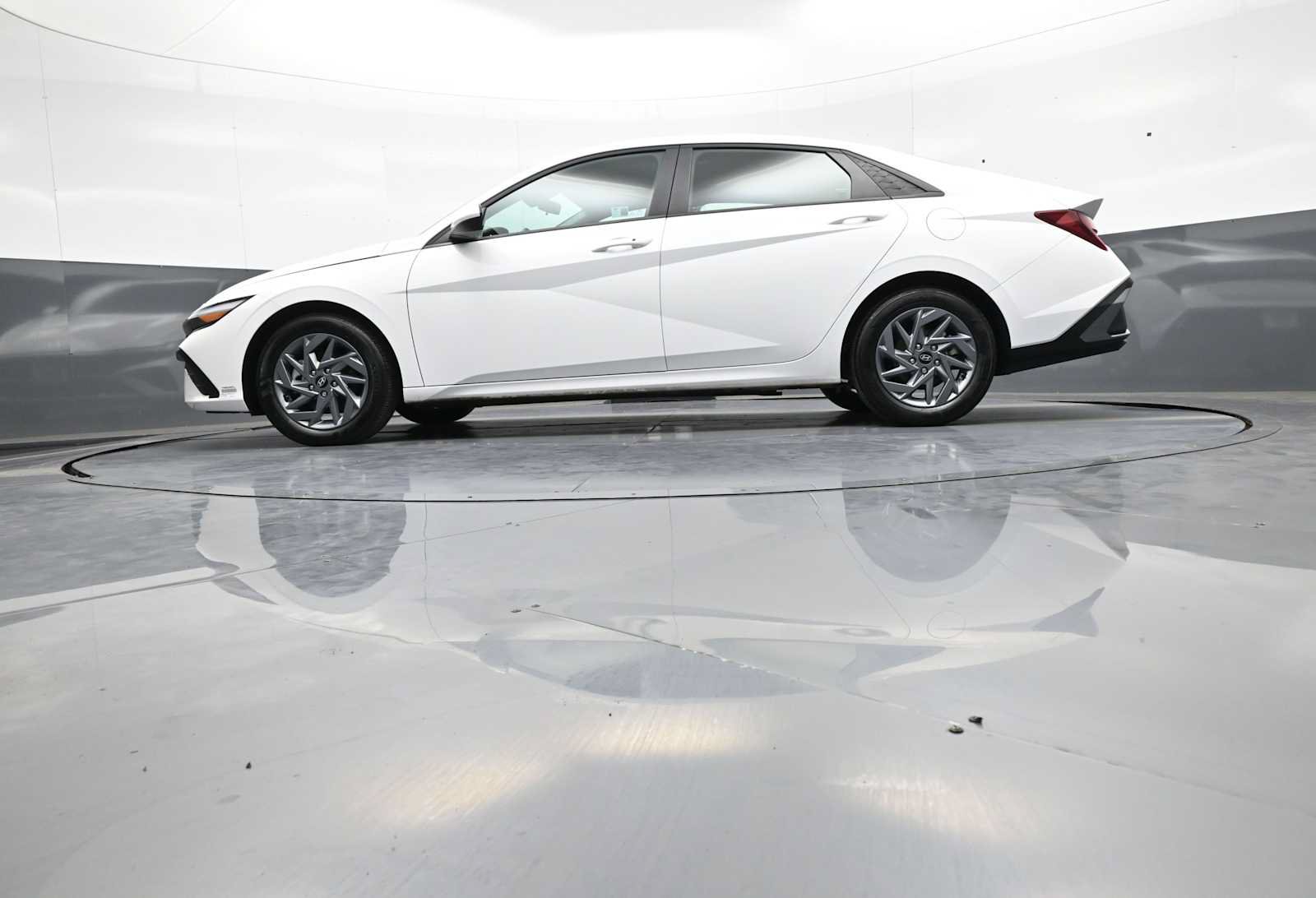 Certified 2024 Hyundai Elantra SEL FWD image 31