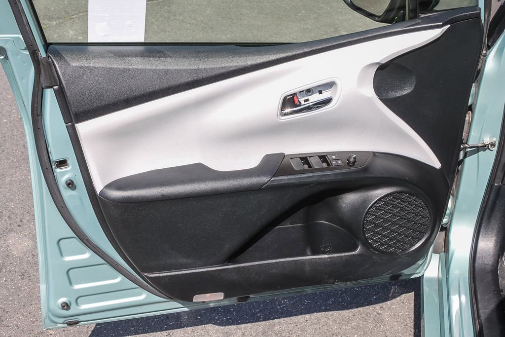 Used 2022 Toyota Prius LE image 27