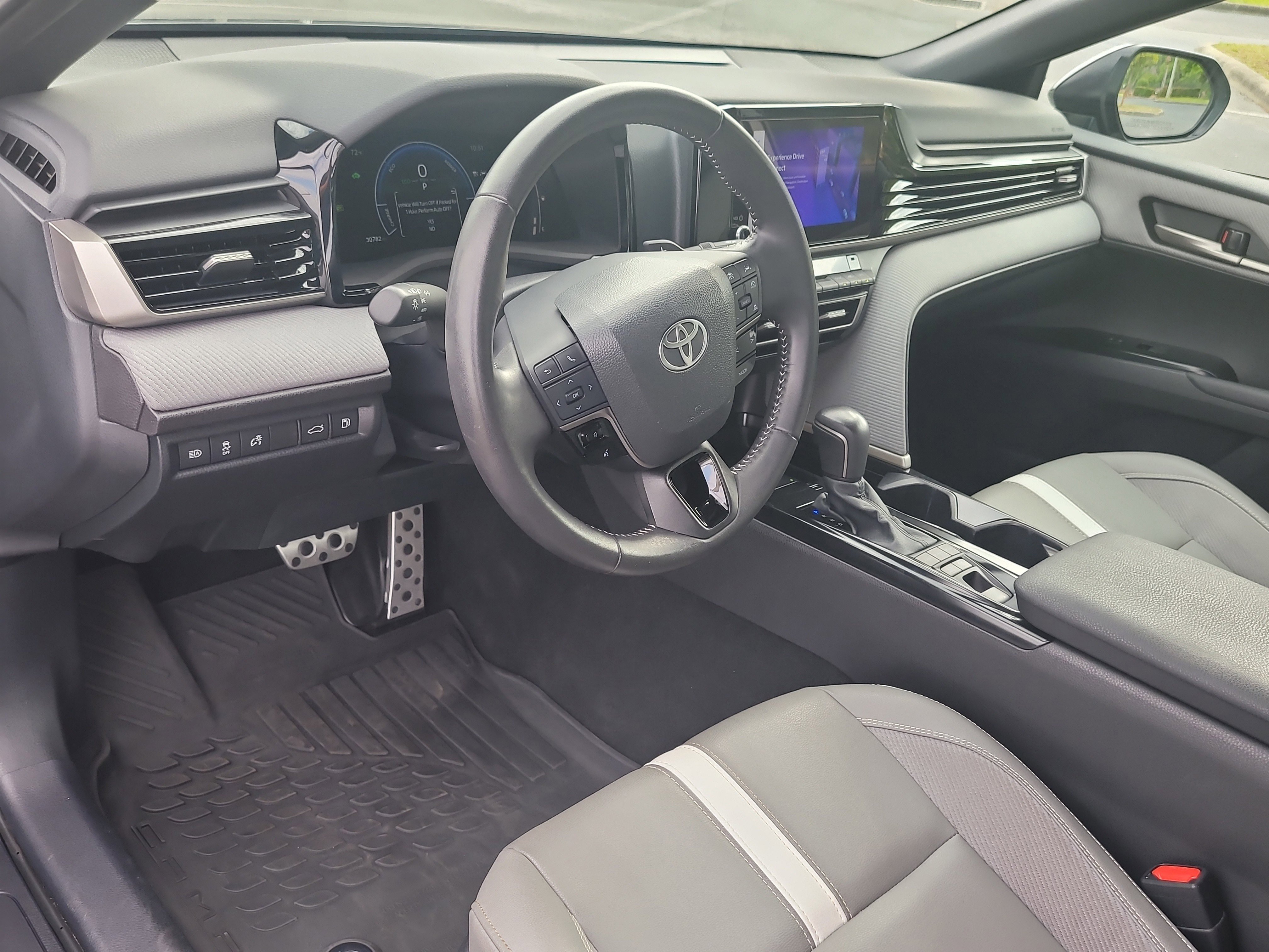 Used 2025 Toyota Camry SE image 18