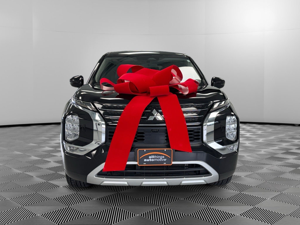 Used 2023 Mitsubishi Outlander SE image 3