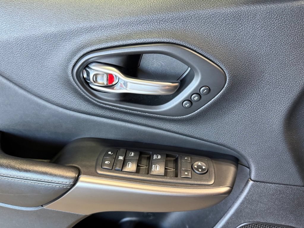 Certified 2020 Jeep Cherokee Limited AWD/4WD image 35