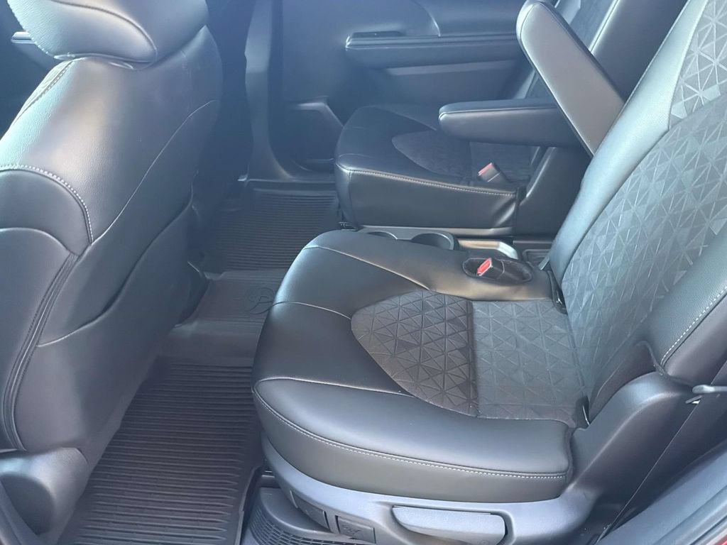 Certified 2025 Toyota Highlander XLE AWD/4WD image 29