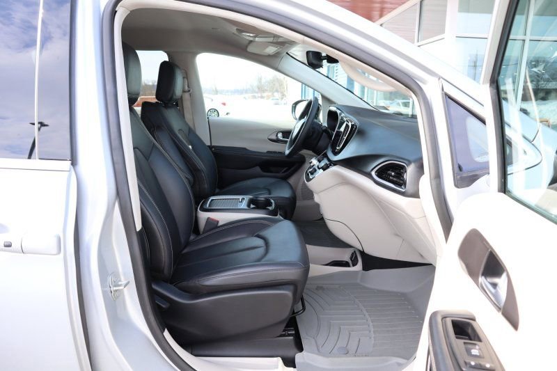 Used 2024 Chrysler Pacifica Touring-L image 19