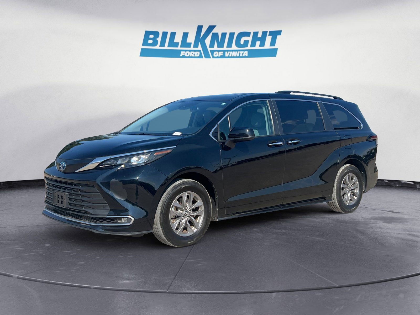 Used 2024 Toyota Sienna XLE image 1