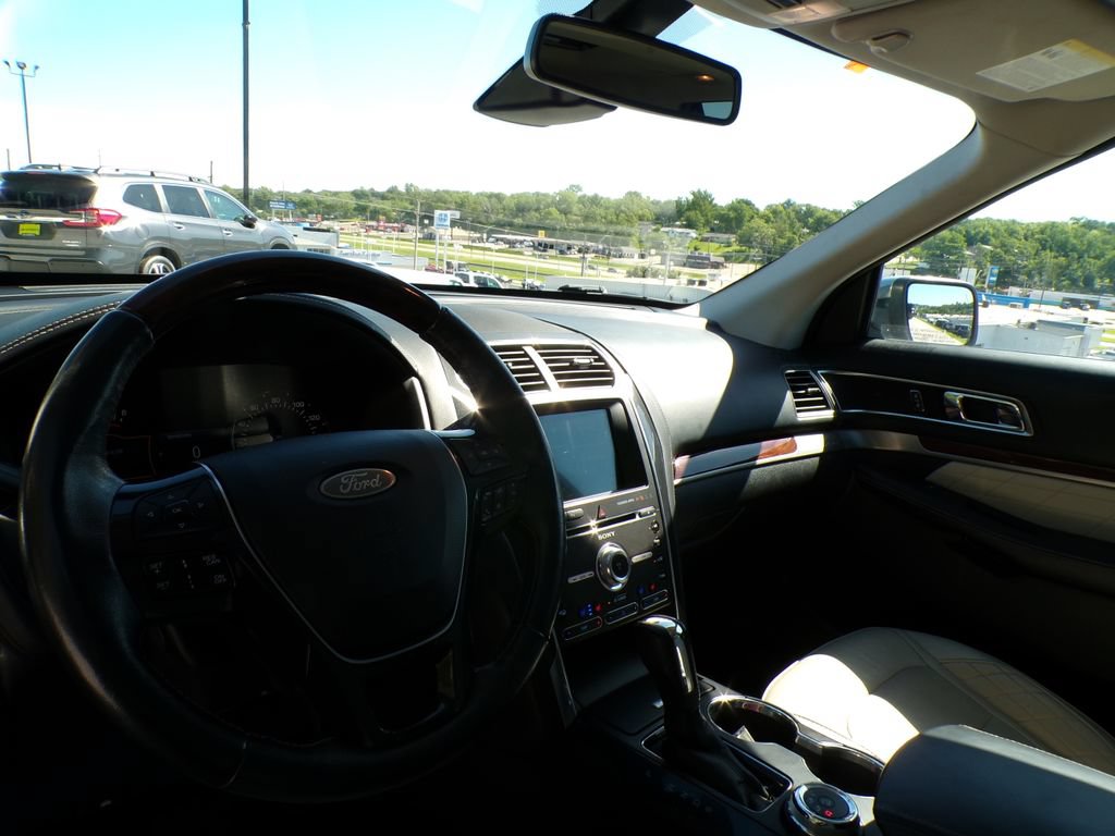 Used 2018 Ford Explorer Platinum AWD/4WD image 9