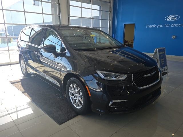 Used 2023 Chrysler Pacifica Touring-L image 1