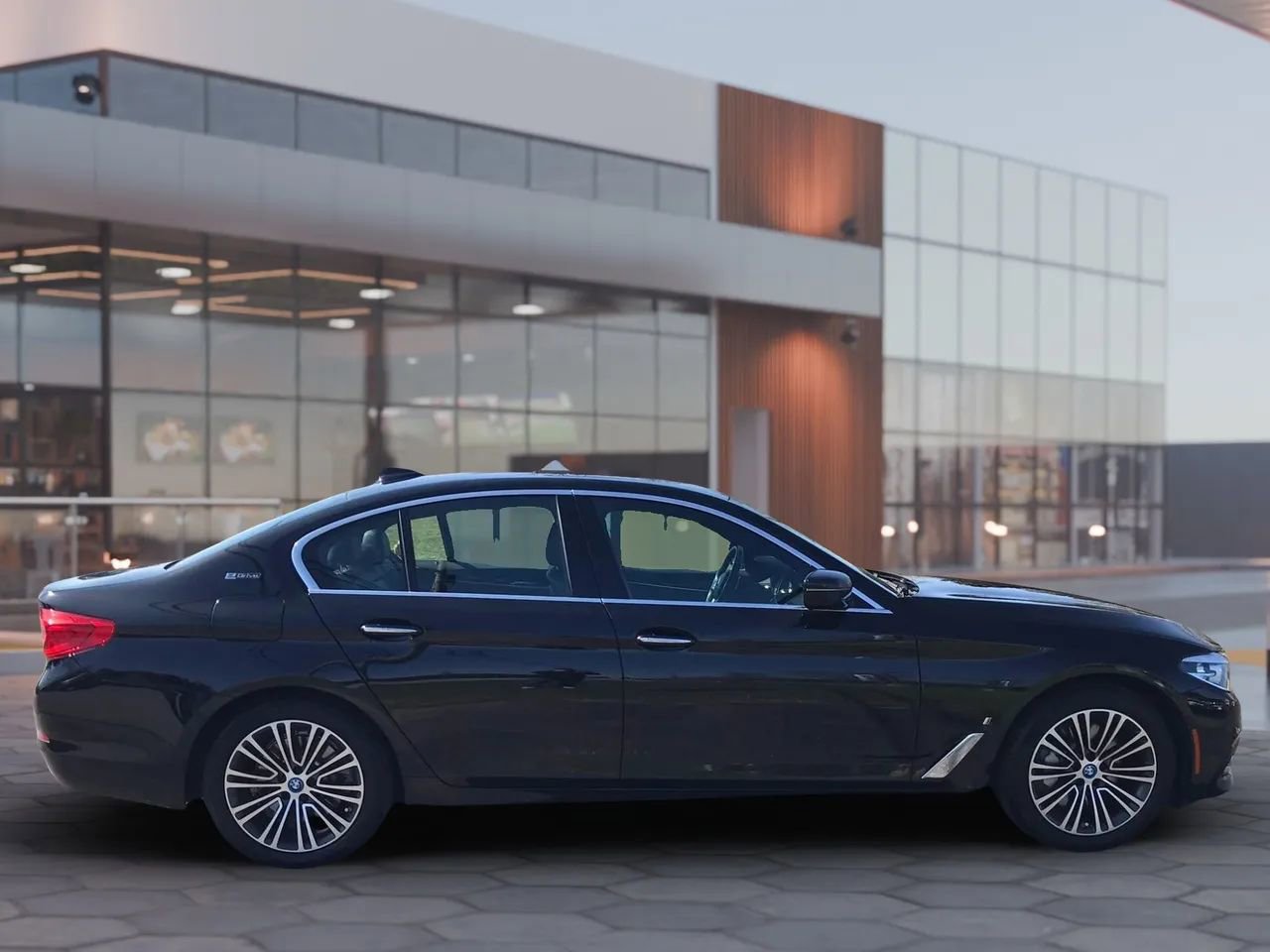 Used 2018 BMW 530e xDrive w/ Premium Package 2 AWD/4WD image 4