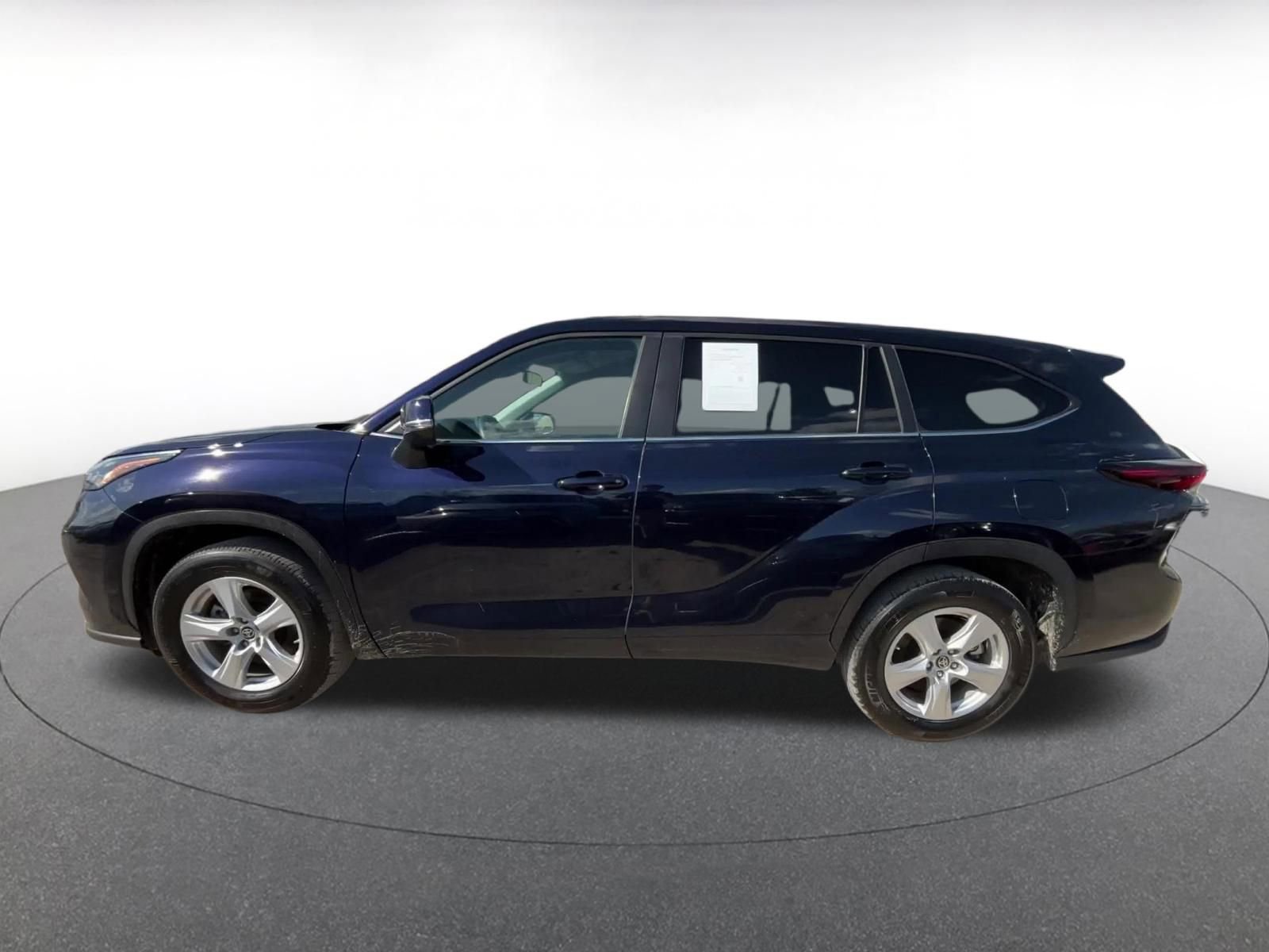 Used 2025 Toyota Highlander LE image 8