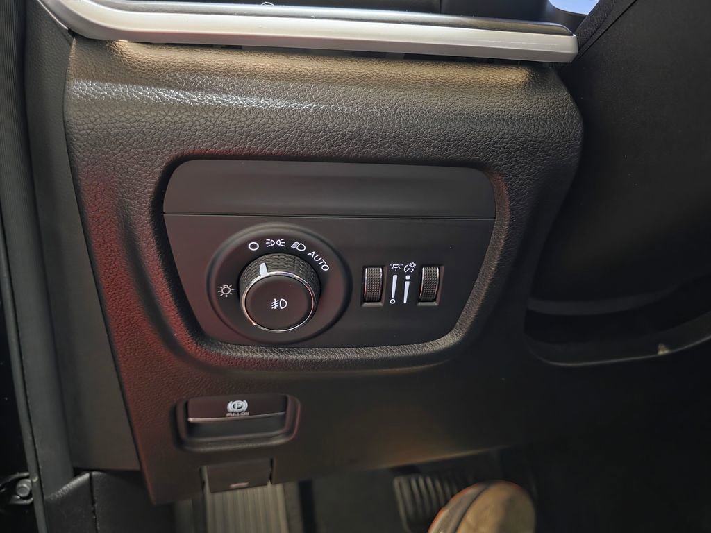 Used 2024 Jeep Grand Cherokee L Limited w/ Luxury Tech Group II image 31