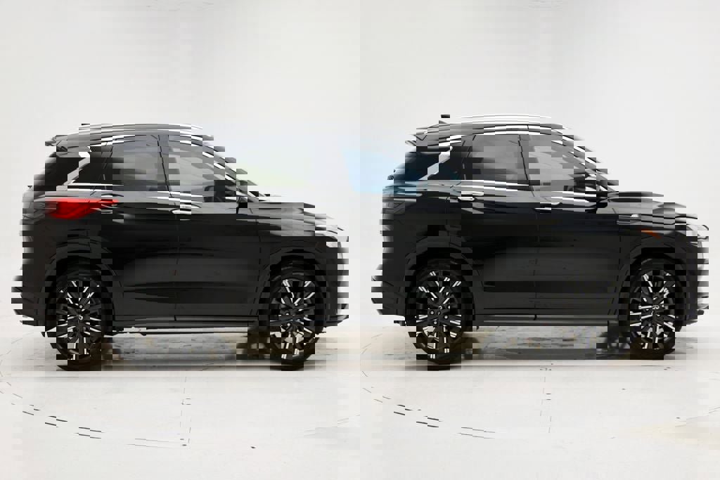 Used 2021 INFINITI QX50 Luxe w/ Appearance Package image 3