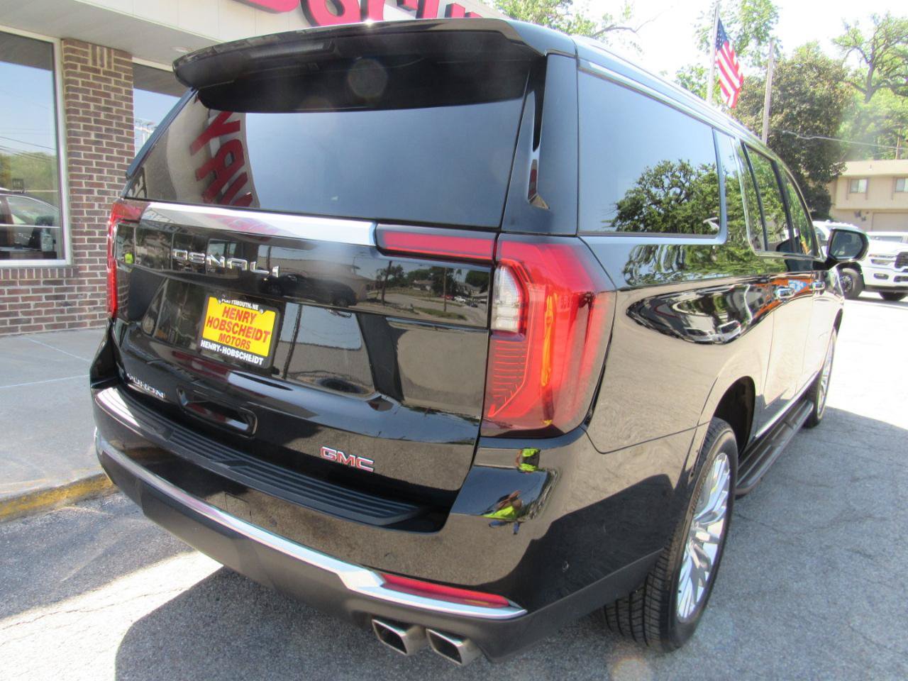 Used 2025 GMC Yukon XL Denali AWD/4WD image 12
