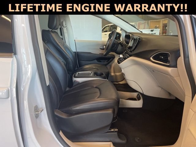 Used 2024 Chrysler Pacifica Touring-L FWD image 47