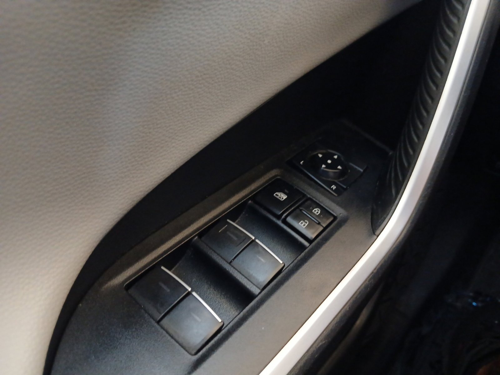 Used 2023 Toyota RAV4 Limited image 32
