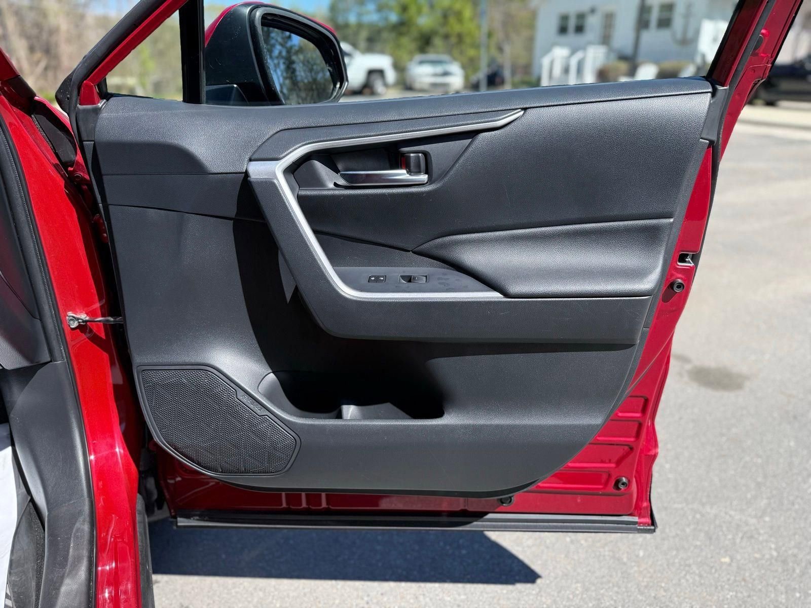 Used 2023 Toyota RAV4 SE w/ Weather & Moonroof Package image 32