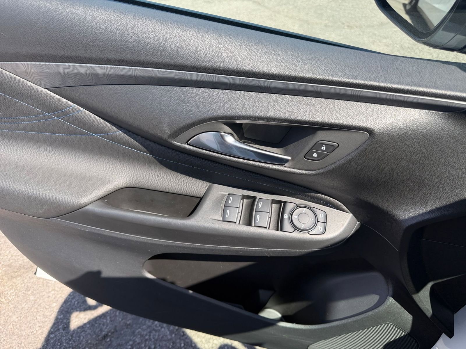 Used 2025 Buick Envista Sport Touring image 18