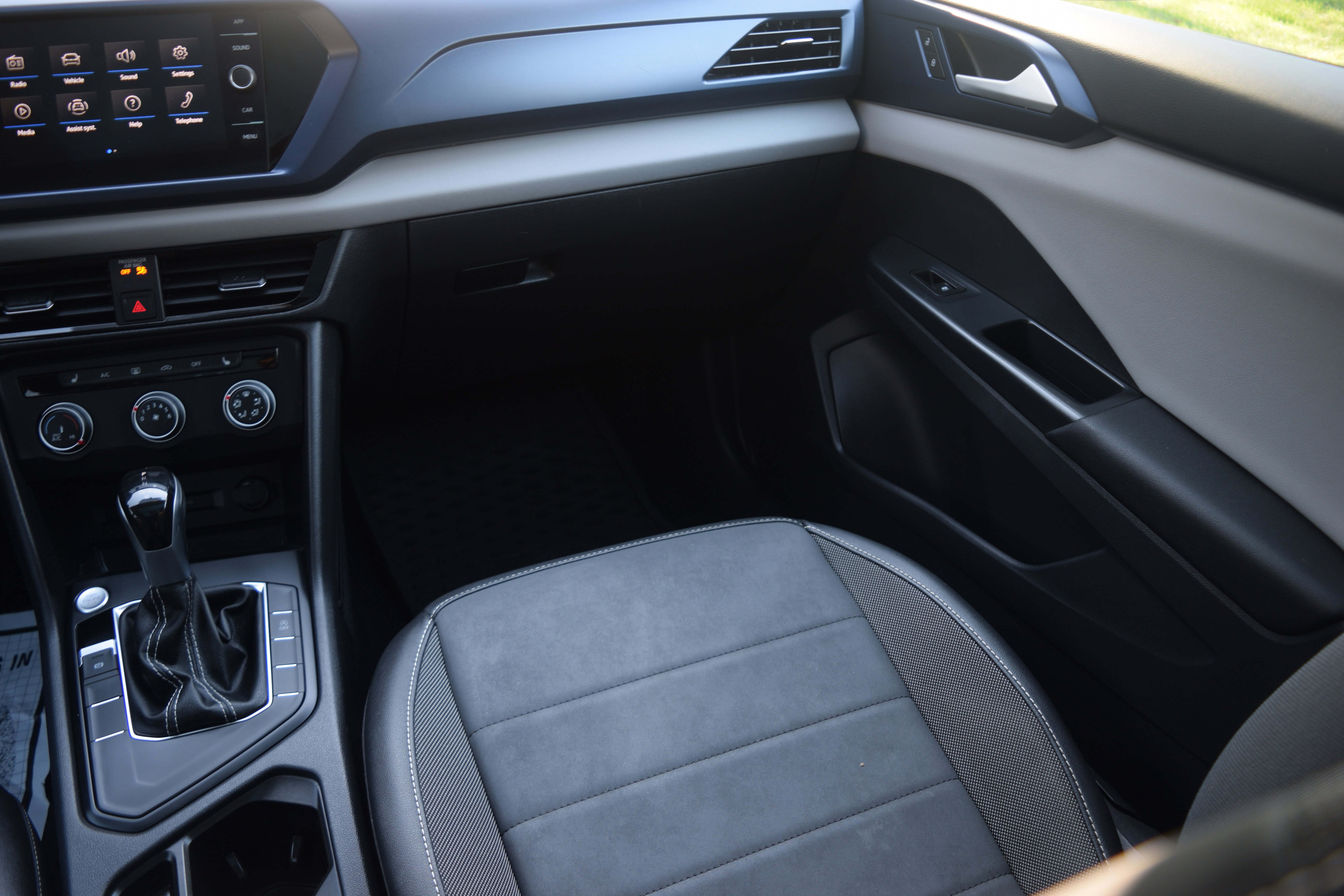 Used 2022 Volkswagen Taos SE w/ Panoramic Sunroof Package image 14