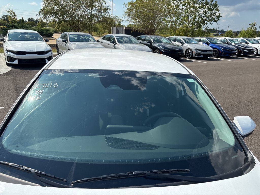 Used 2025 Hyundai Elantra Hybrid FWD image 14