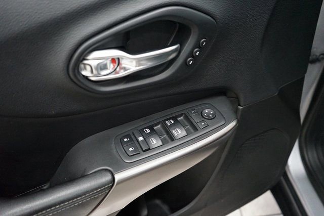 Used 2019 Jeep Cherokee Limited image 23