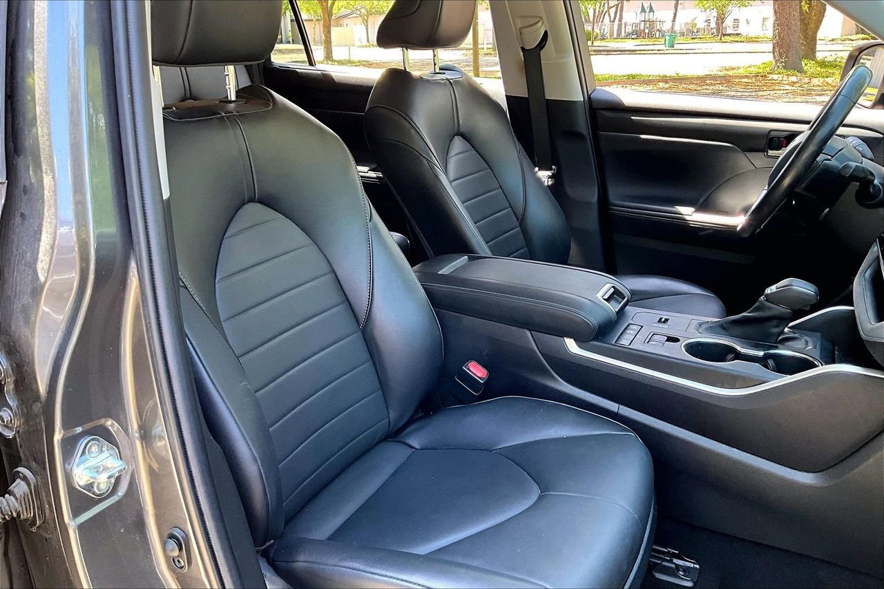 Used 2022 Toyota Highlander XLE image 30