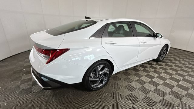 Certified 2025 Hyundai Elantra Limited FWD image 2