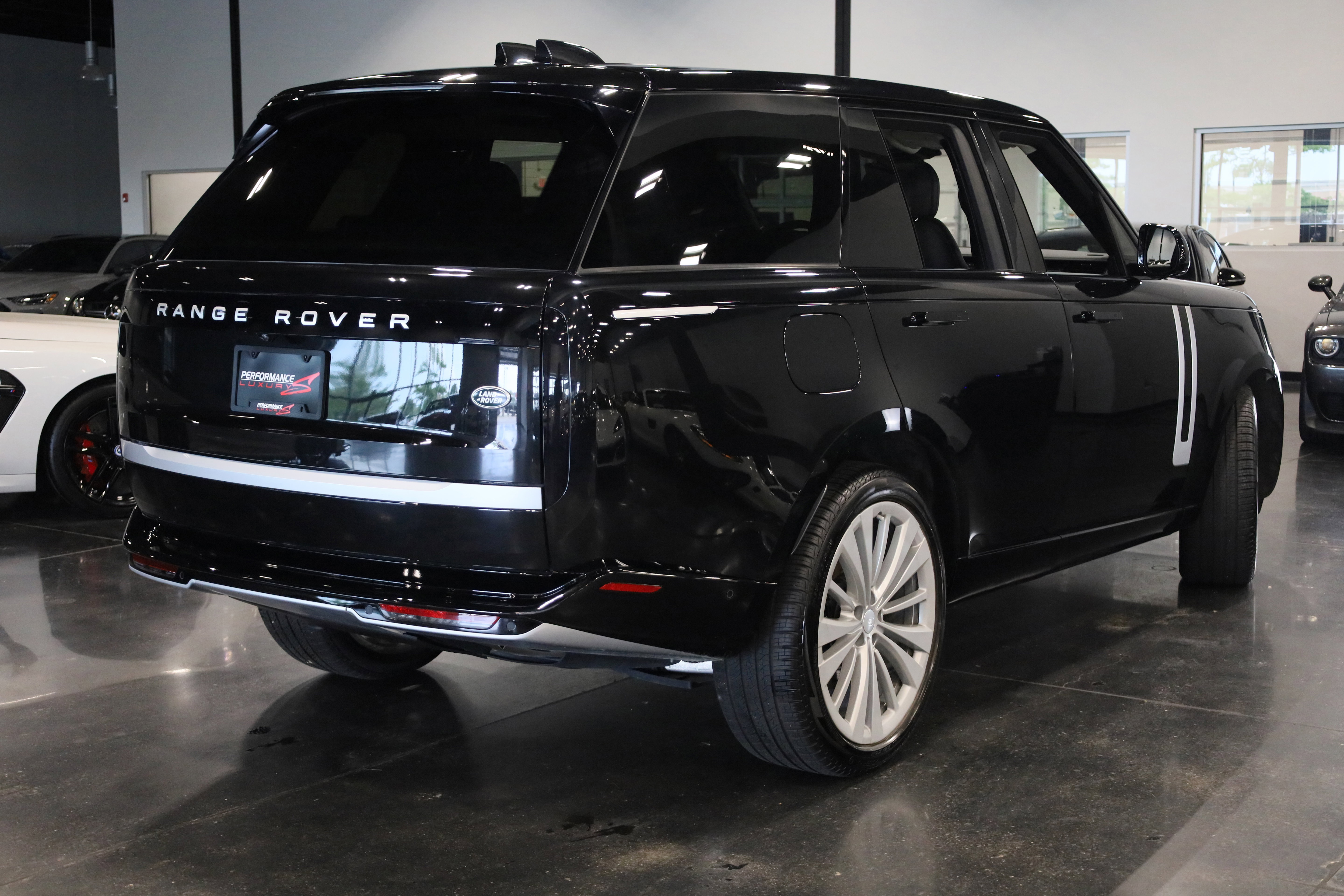 Used 2023 Land Rover Range Rover First Edition image 6