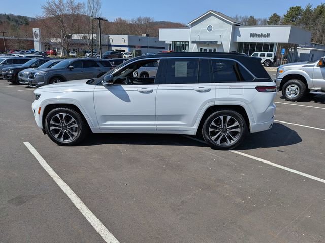 Certified 2024 Jeep Grand Cherokee Overland w/ Luxury Tech Group IV AWD/4WD image 9