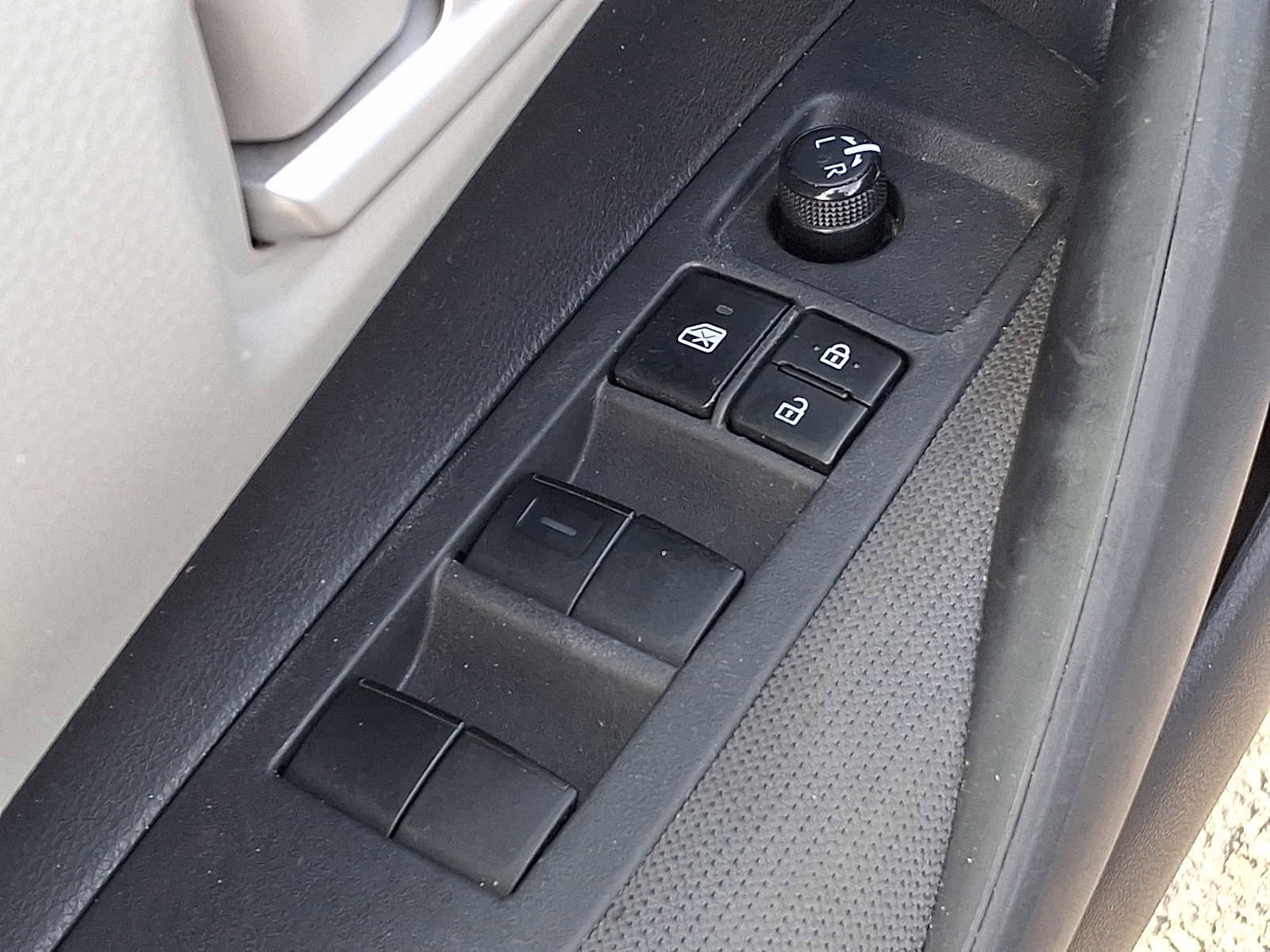 Used 2020 Toyota Corolla LE w/ LE Convenience Package FWD image 24