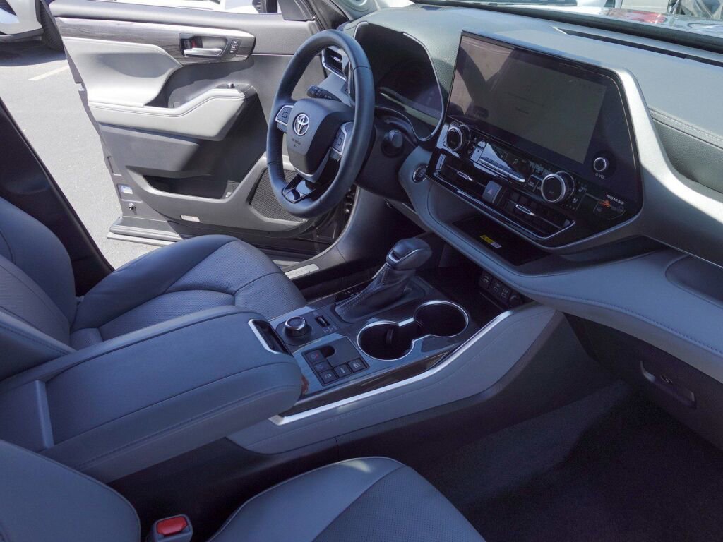 Used 2023 Toyota Highlander Limited image 14