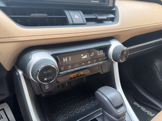 Used 2020 Toyota RAV4 LE w/ All Weather Liner Package AWD/4WD image 33