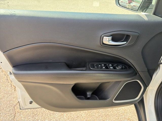 Used 2018 Jeep Compass Latitude AWD/4WD image 11