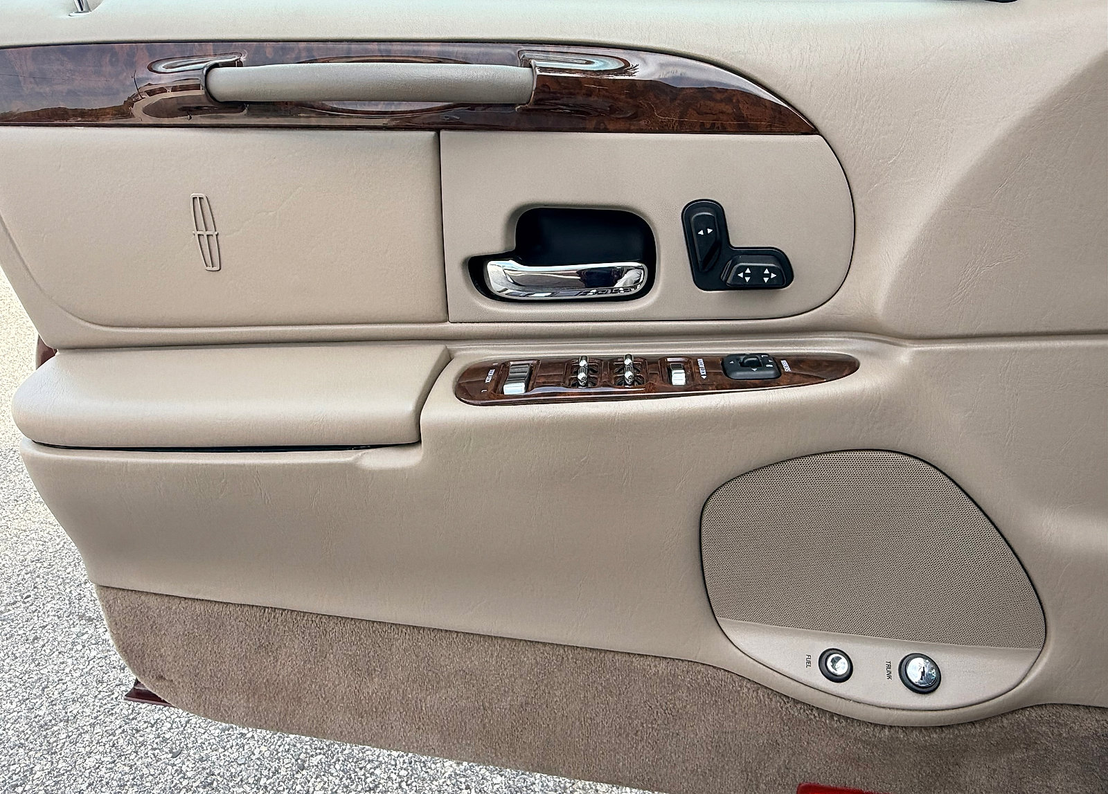 Used 2002 Lincoln Town Car Executive RWD image 33