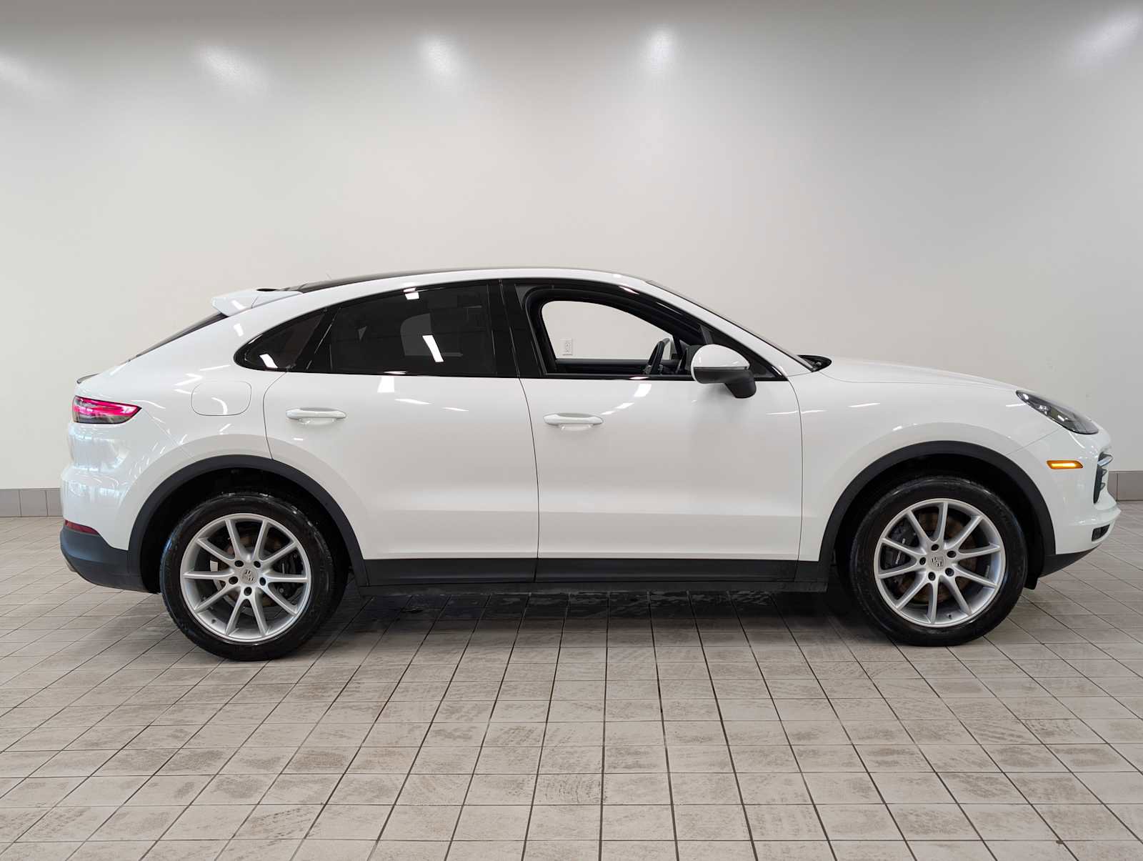 Used 2023 Porsche Cayenne Coupe image 8