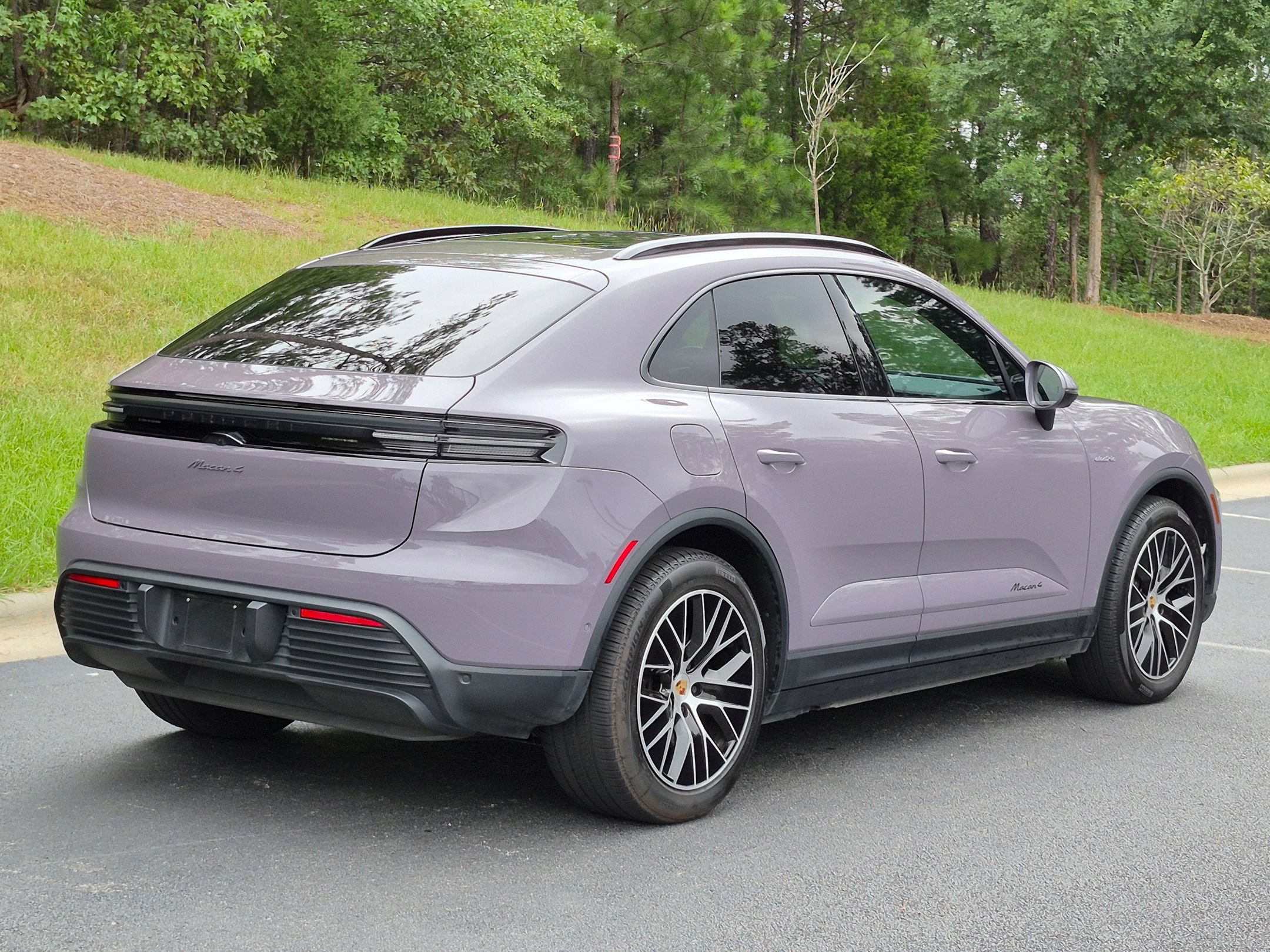 Certified 2025 Porsche Macan 4 Electric AWD/4WD image 32