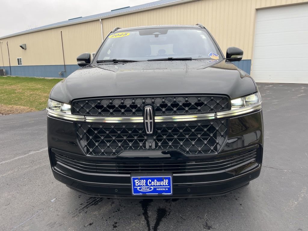 Used 2025 Lincoln Navigator L Reserve w/ Jet Appearance Package image 9