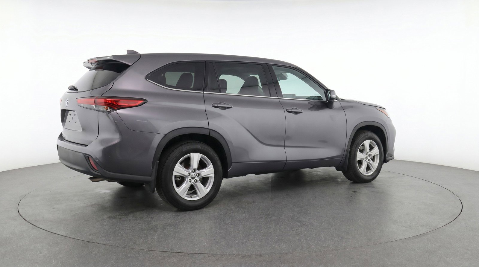 Used 2025 Toyota Highlander LE FWD image 9