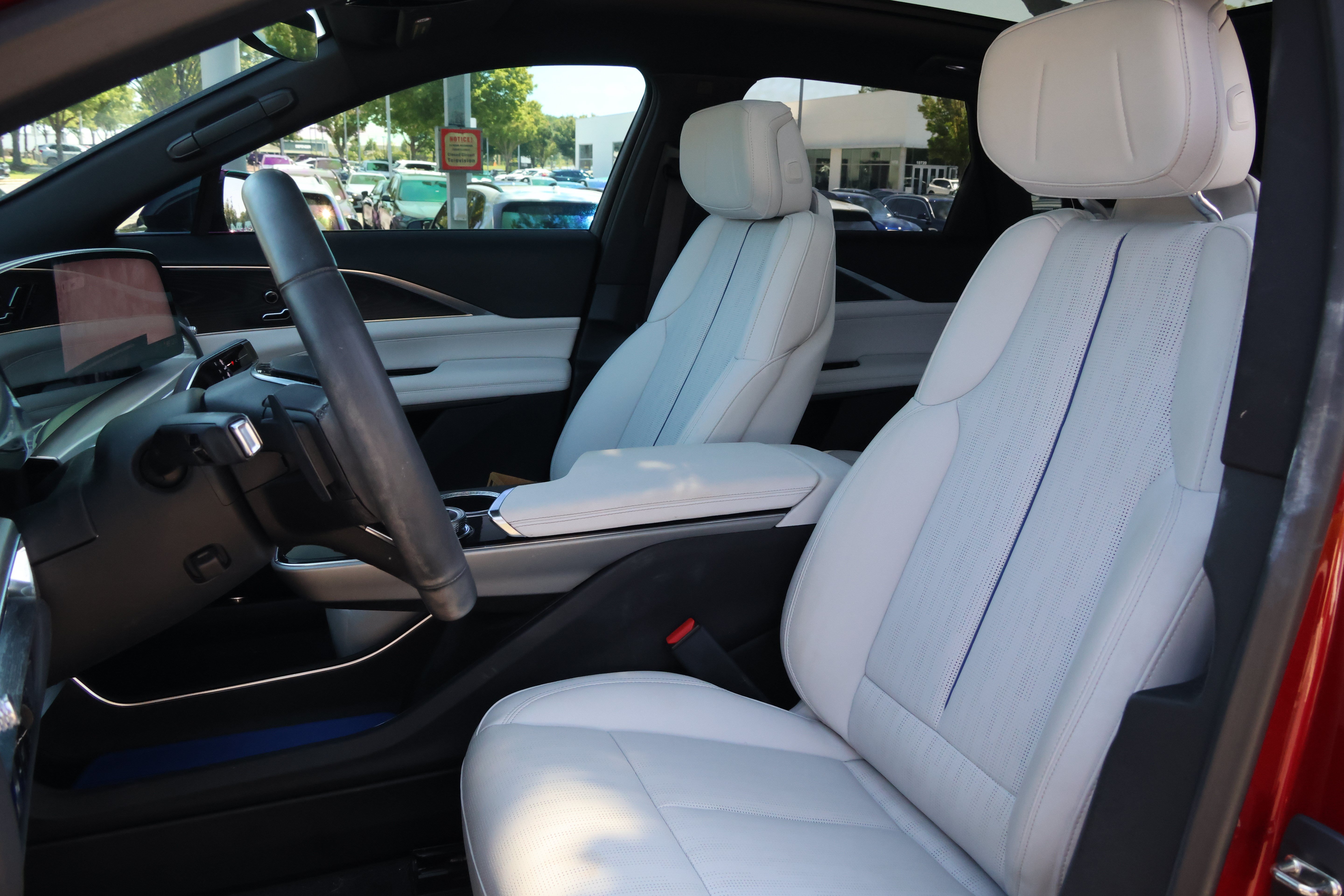Used 2024 Cadillac Lyriq Luxury RWD image 32