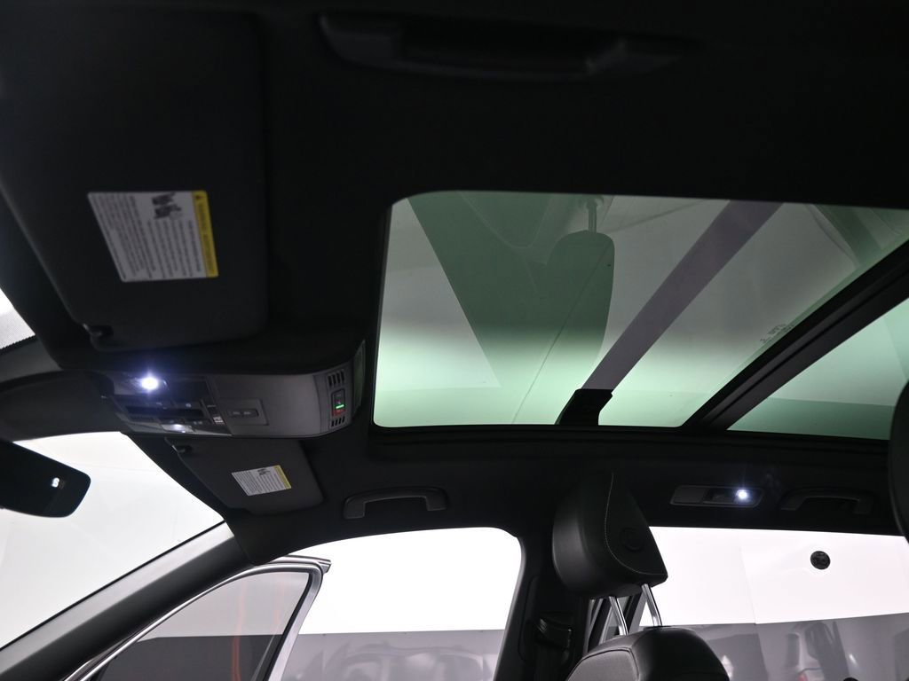 Used 2023 Volkswagen Tiguan SE R-Line image 13