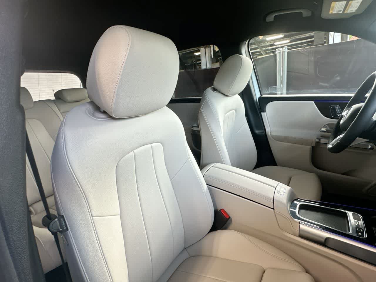 Used 2025 Mercedes-Benz GLB 250 4MATIC w/ Exclusive Package image 27