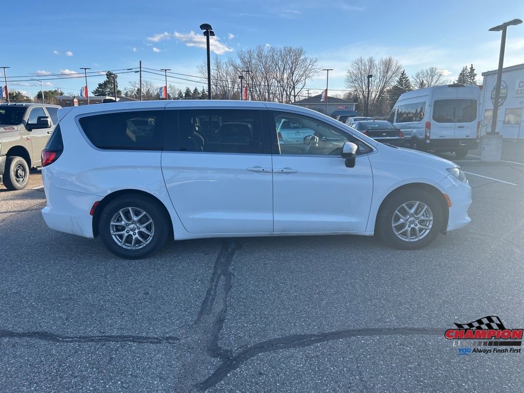 Used 2023 Chrysler Voyager LX image 7