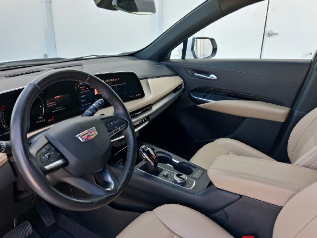 Used 2024 Cadillac XT4 Luxury w/ Cold Weather Package FWD image 12