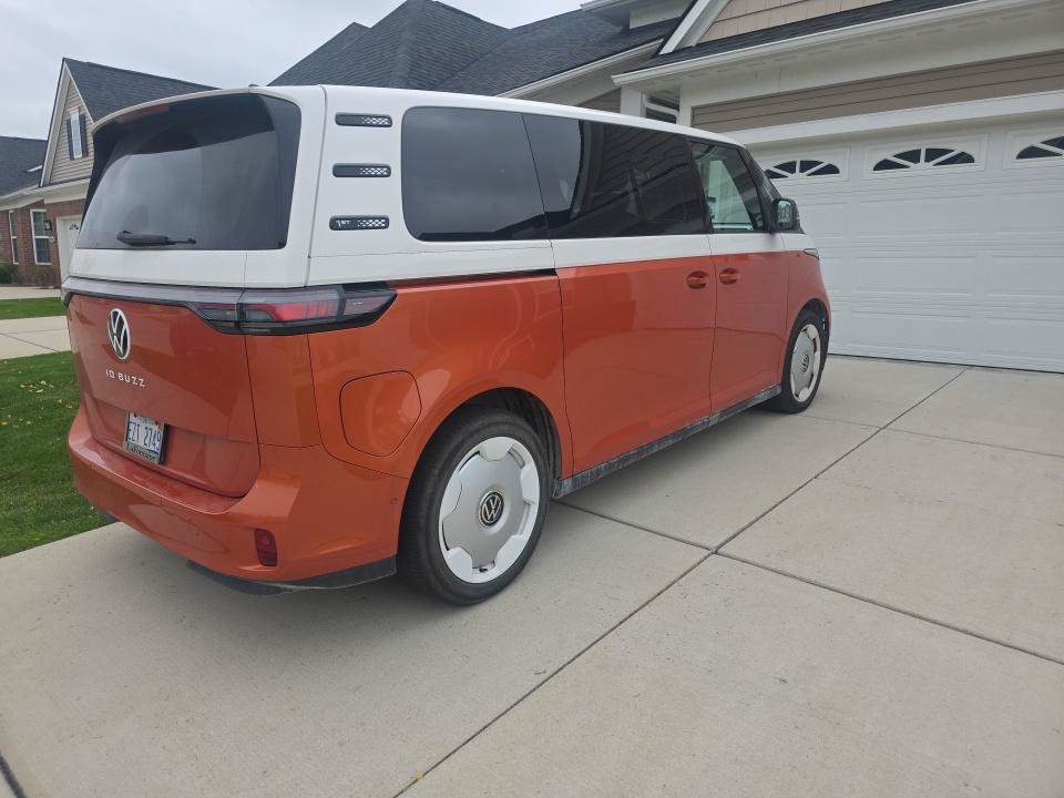 Used 2025 Volkswagen ID. Buzz Pro S Plus RWD image 4