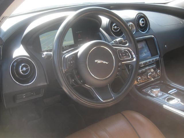 Used 2017 Jaguar XJ image 28