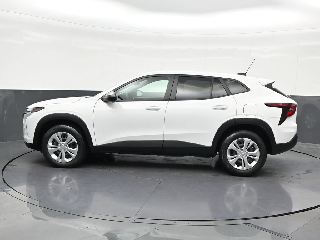 Used 2024 Chevrolet Trax LS w/ Driver Confidence Package FWD image 2